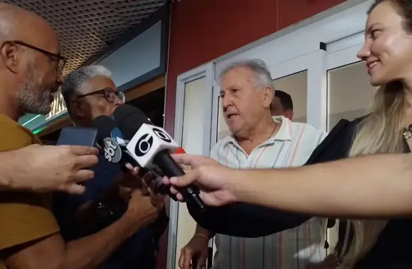 Zico fala com a imprensa no aeroporto de Maceió (Foto: Leonardo Freire/ge)