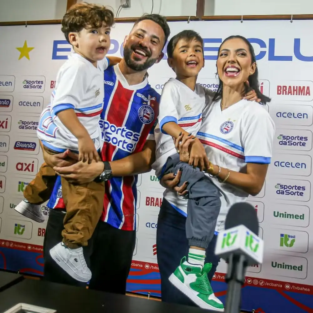 Everton Ribeiro com a mulher e os filhos na apresentação no Bahia