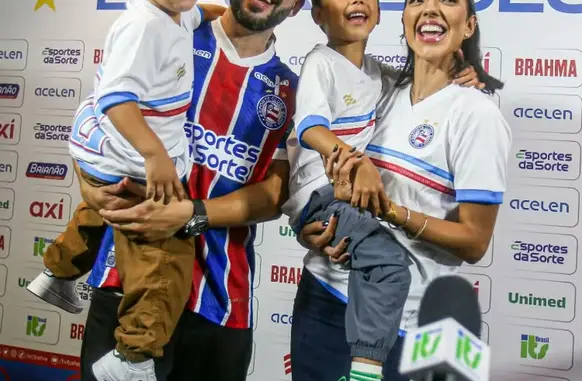 Everton Ribeiro com a mulher e os filhos na apresentação no Bahia (Foto: Divulgação Bahia)