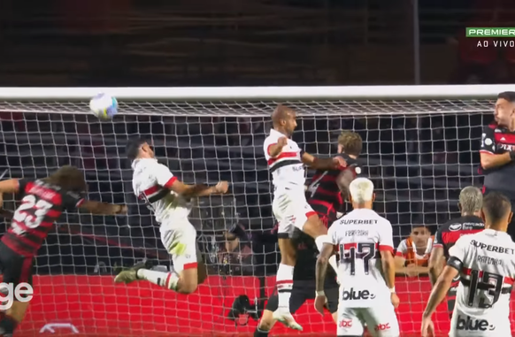 Flamengo x São Paulo, lance do jogo. (Foto: Reprodução / ge.globo.com)