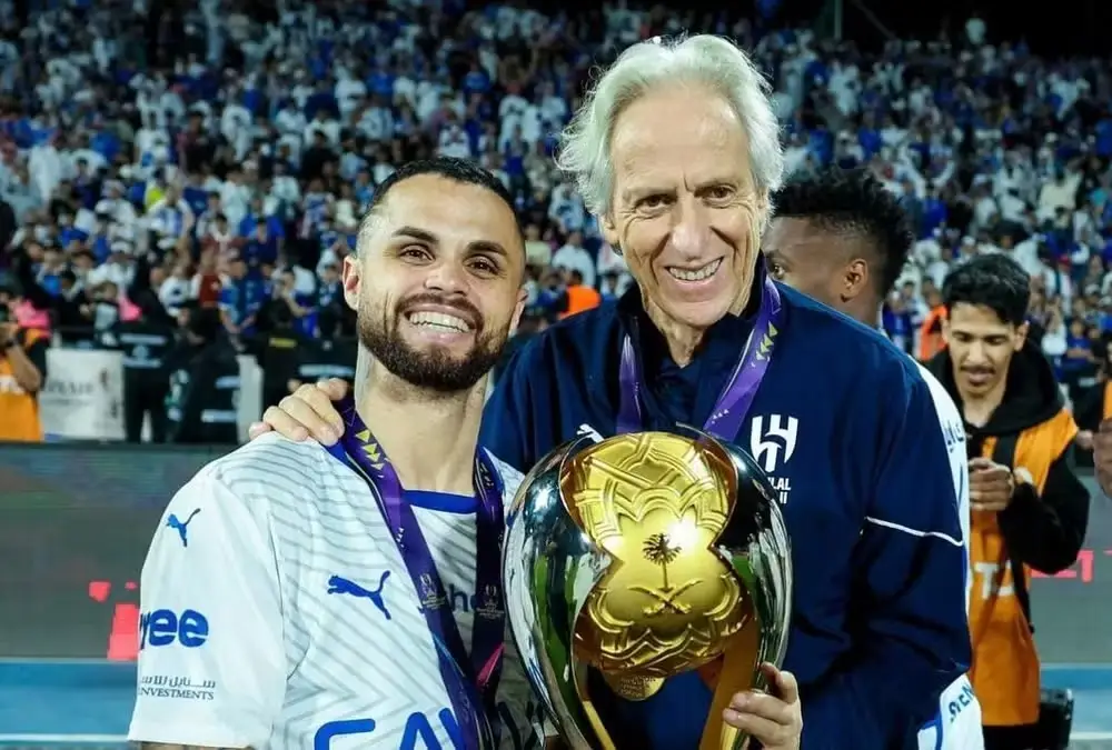 Michael e Jorge Jesus com o troféu da Supercopa Saudita 2024