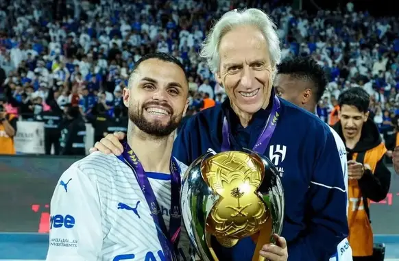 Michael e Jorge Jesus com o troféu da Supercopa Saudita 2024 (Foto: Divulgação / Al Hilal)