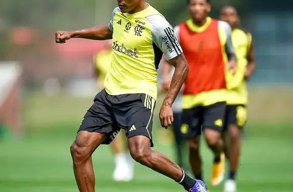 Alex Sandro em ação no treino do Flamengo (Foto: Divulgação / Flamengo)