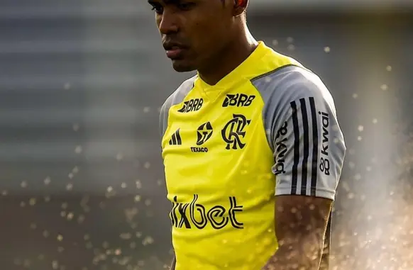 Alex Sandro em treino do Flamengo (Foto: Marcelo Cortes/CRF)