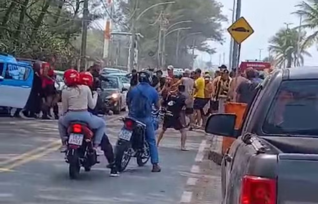 Briga entre torcedores do Peñarol e do Flamengo.