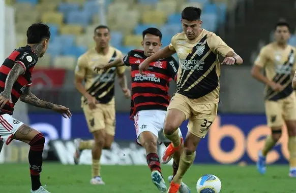 Flamengo e Athletico-PR pelo Brasileirão - Gustavo Oliveira/athletico.com.br (Foto: Gustavo Oliveira/athletico.com.br)