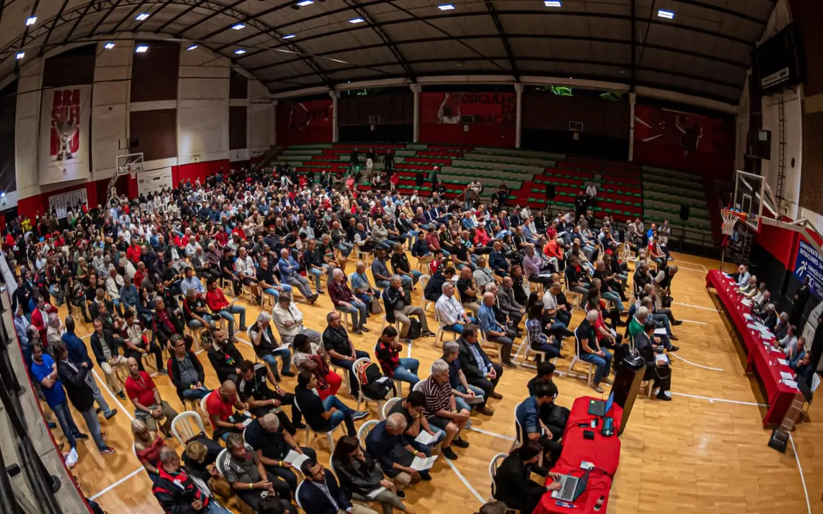 Membros do Conselho Deliberativo do Flamengo no ginásio Hélio Maurício, na Gávea