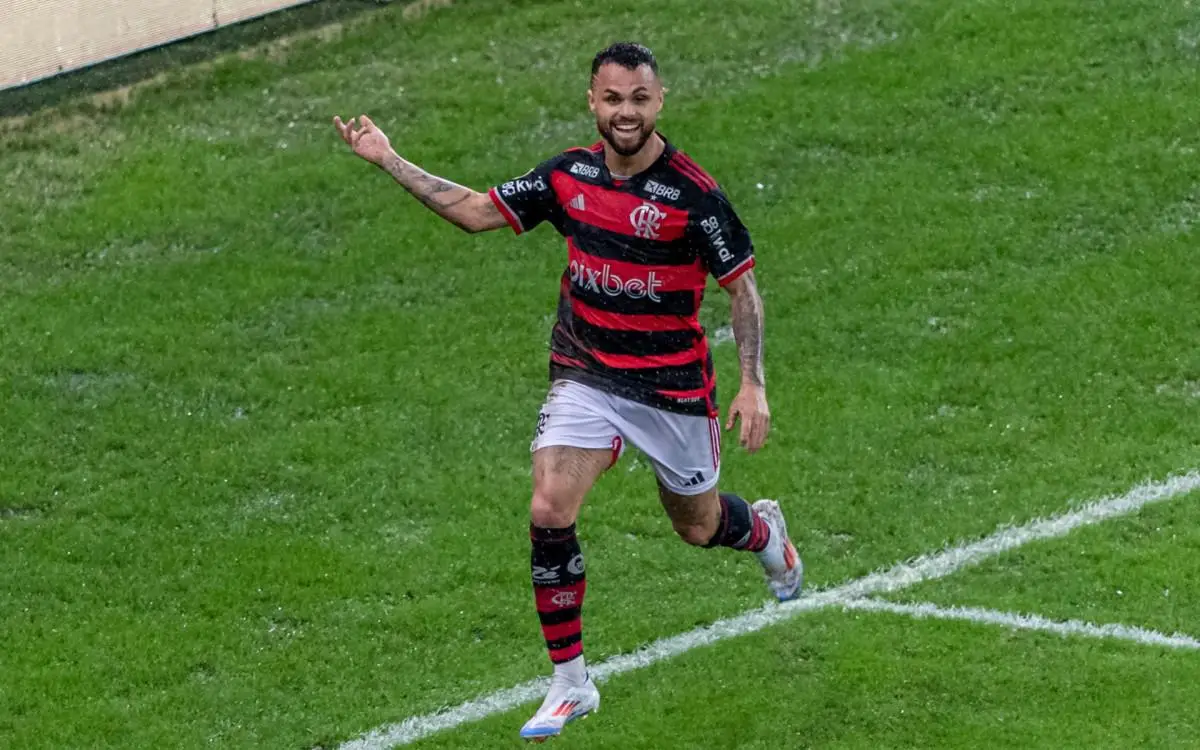 Michael celebra gol marcado em jogo do Flamengo