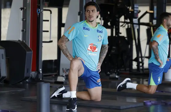 Pedro se machucou sozinho durante treino no CT do Caju, em Curitiba (Foto: RAFAEL RIBEIRO/CBF)