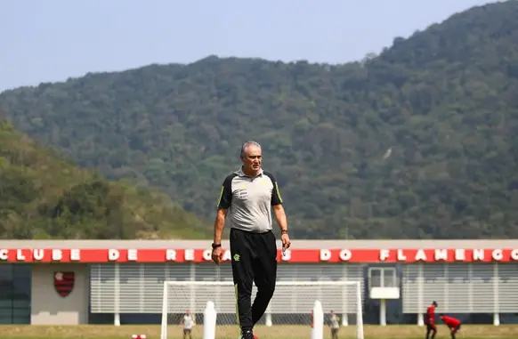 Tite em treino do Flamengo (Foto: Gilvan de Souza / CRF)