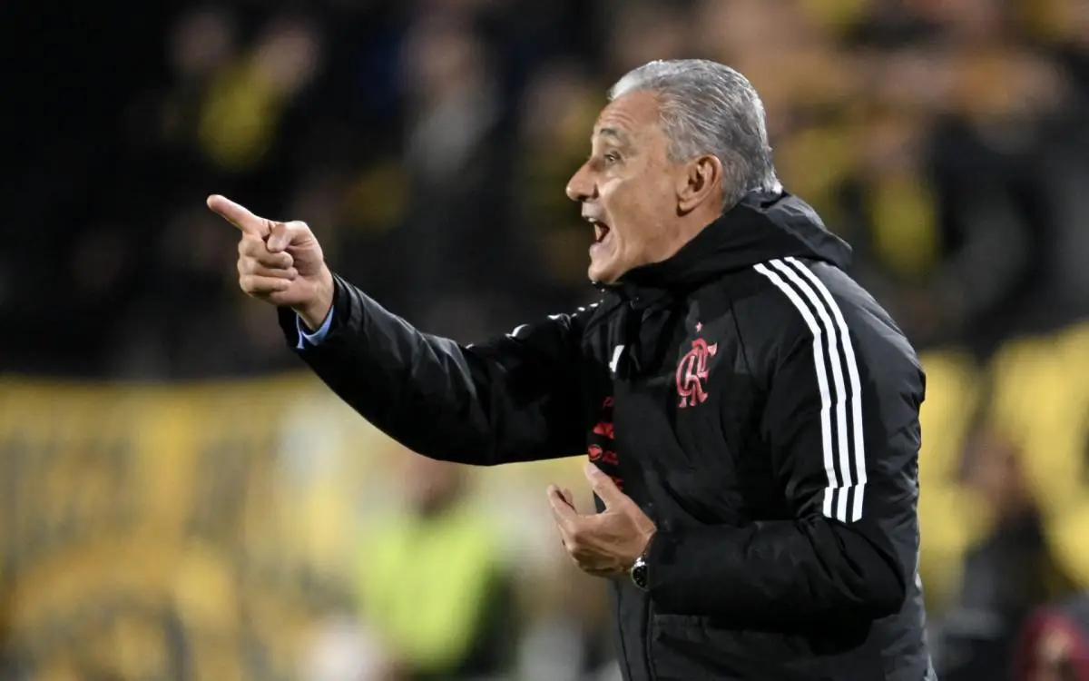 Tite orienta o Flamengo no jogo contra o Peñarol