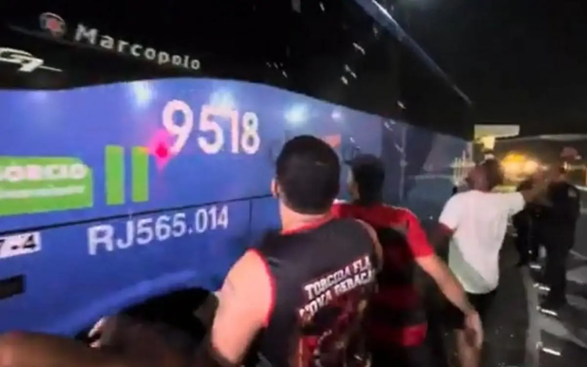 Torcedores atiram pipocas em ônibus do Flamengo