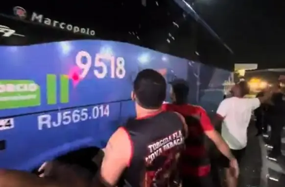 Torcedores atiram pipocas em ônibus do Flamengo (Foto: Reprodução)