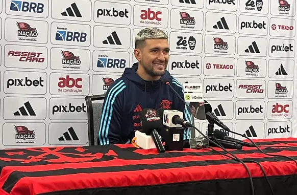 Arrascaeta em coletiva nos Estados Unidos em pré-temporada do Flamengo (Foto: Emanuelle Ribeiro / ge)