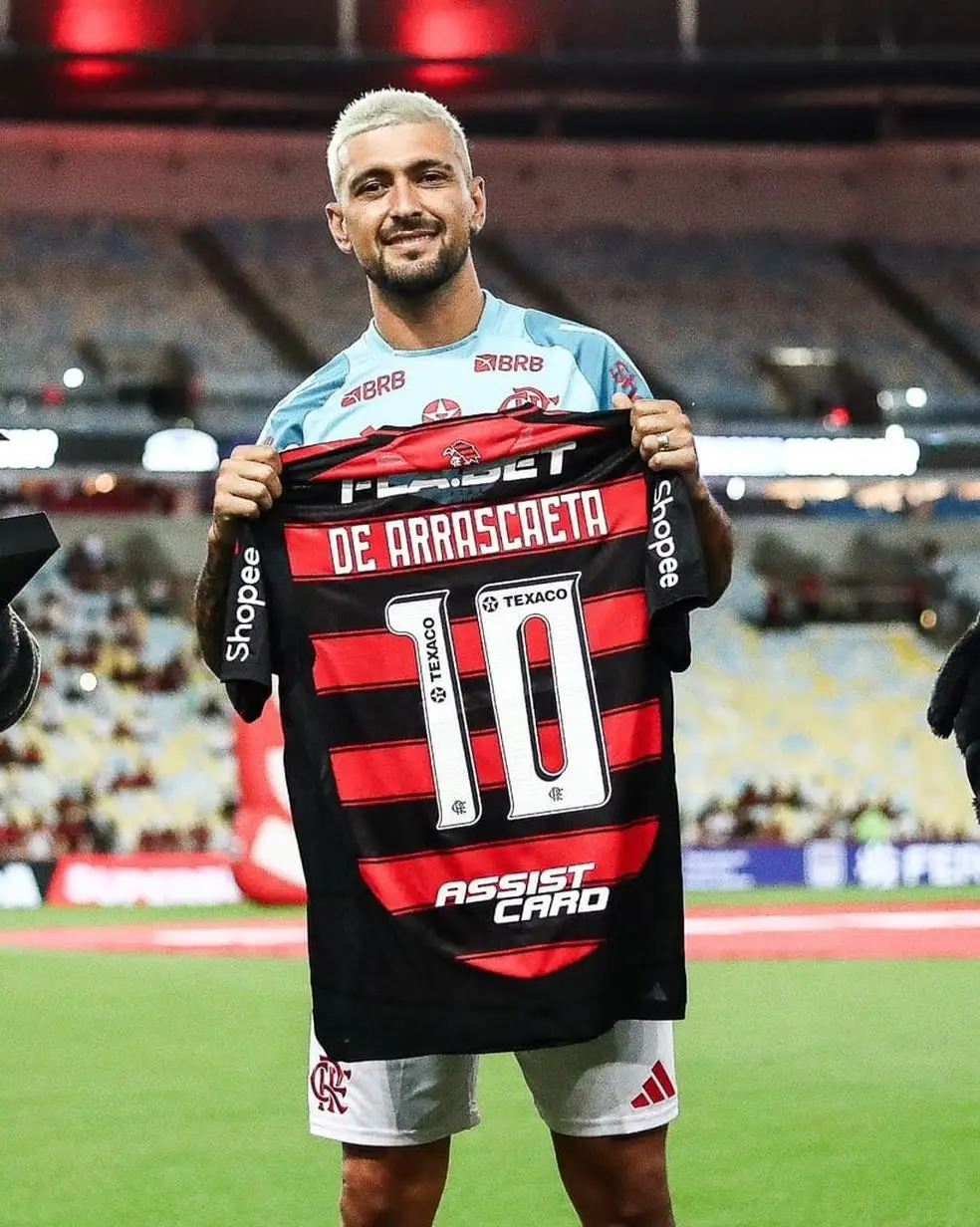 Arrascaeta recebe a camisa 10 do Flamengo