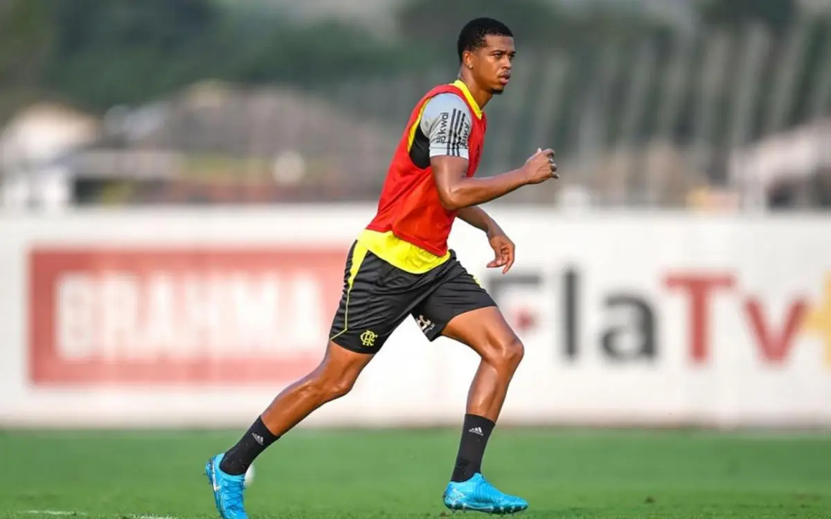 Atacante Carlinhos em treino do Flamengo no Ninho do Urubu