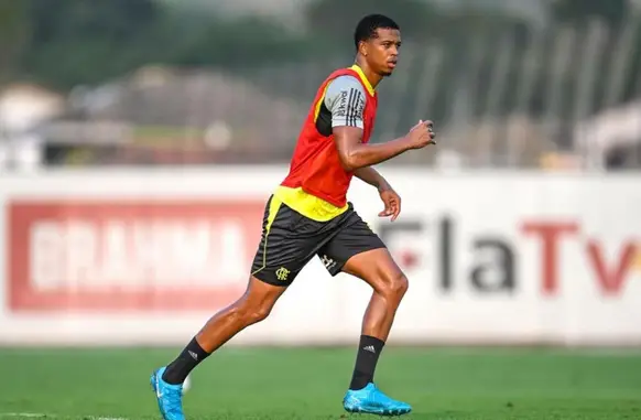 Atacante Carlinhos em treino do Flamengo no Ninho do Urubu (Foto: Divulgação / Flamengo)