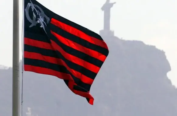 Bandeira do Flamengo na Gávea (Foto: Jorge William / Agência O Globo)