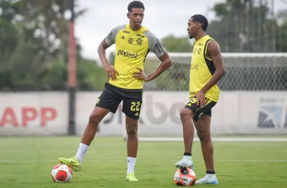 Carlinhos e Lorran (Foto: Marcelo Cortes/ Flamengo)