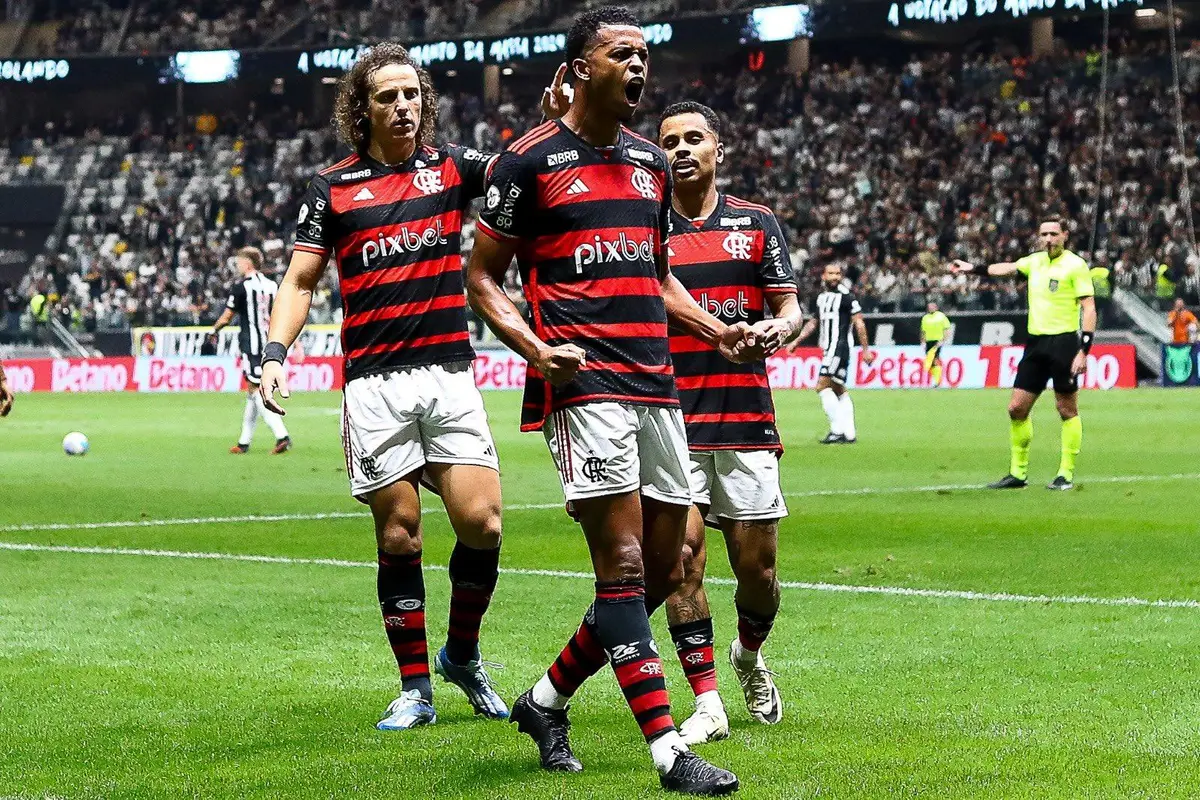 Carlinhos segue como nome incerto no Flamengo