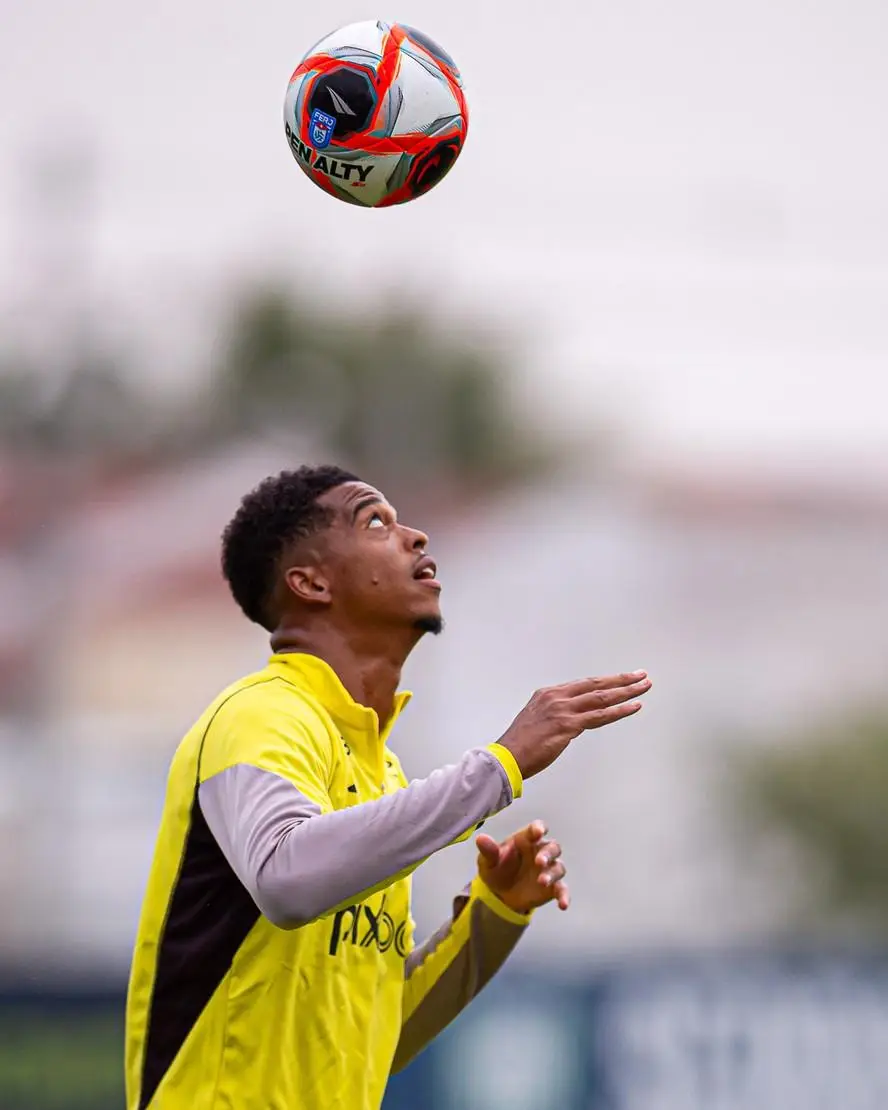 Carlinhos treina com equipe do Flamengo que disputa o Carioca