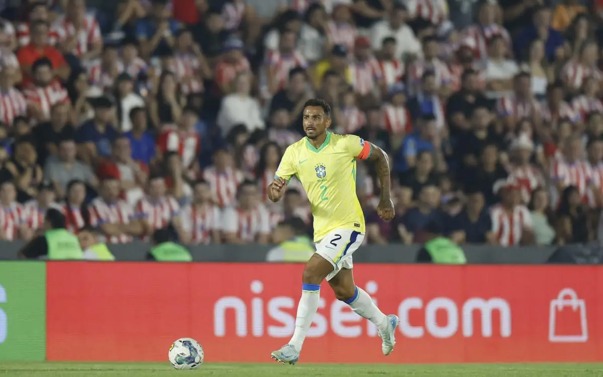 Danilo em jogo da seleção brasileira