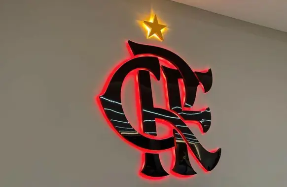 Escudo do Flamengo, na sede social. (Foto: Rodrigo Lima / Coluna do Fla)