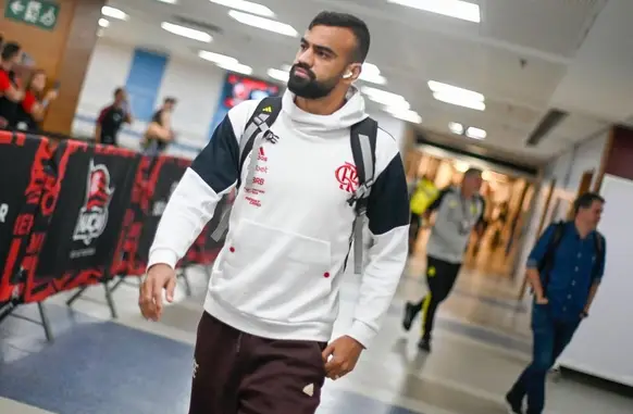 Fabrício Bruno na chegada do Flamengo ao Maracanã (Foto: Marcelo Cortes / CRF)