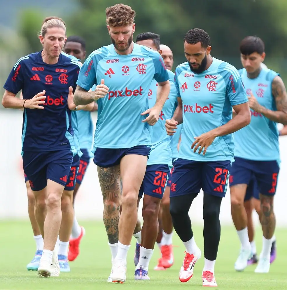 Filipe Luís em treino do Flamengo nesta terça