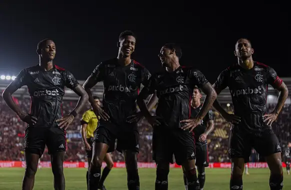 Flamengo comemora goleada contra o Bangu (Foto: Paula Reis / Flamengo)