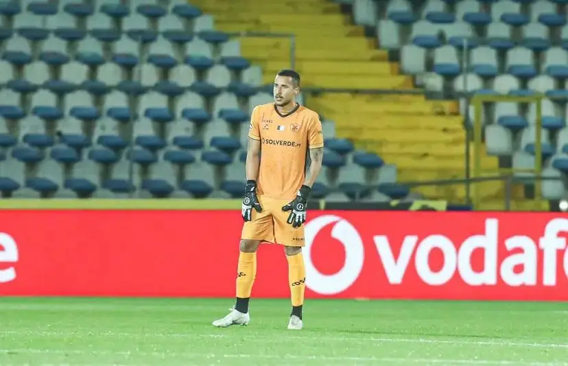 Gabriel Batista, ex-Flamengo, em ação pelo Santa Clara, de Portugal