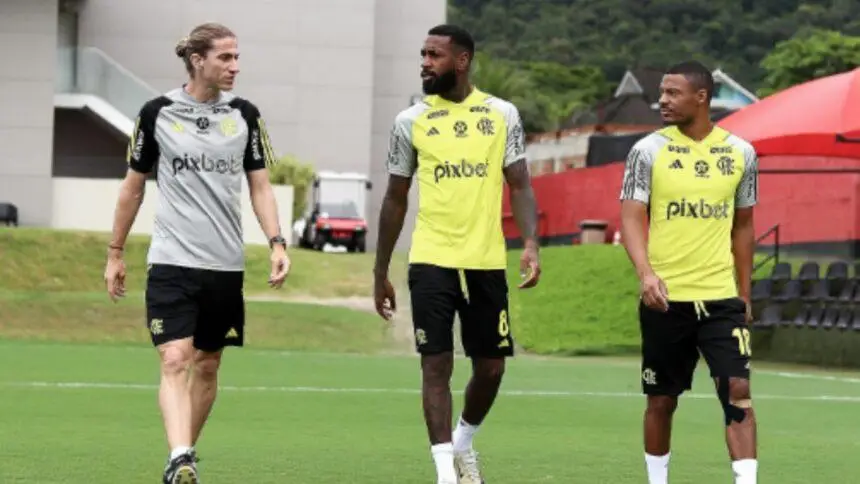 Gérson, De la Cruz e Filipe Luís