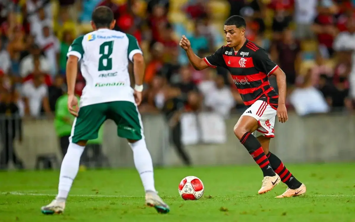 Igor Jesus em ação com a camisa do Flamengo