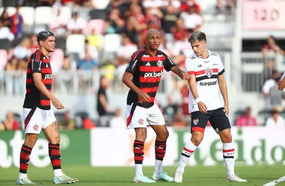 João Victor em Flamengo x São Paulo (Foto: Gilvan de Souza/CRF)