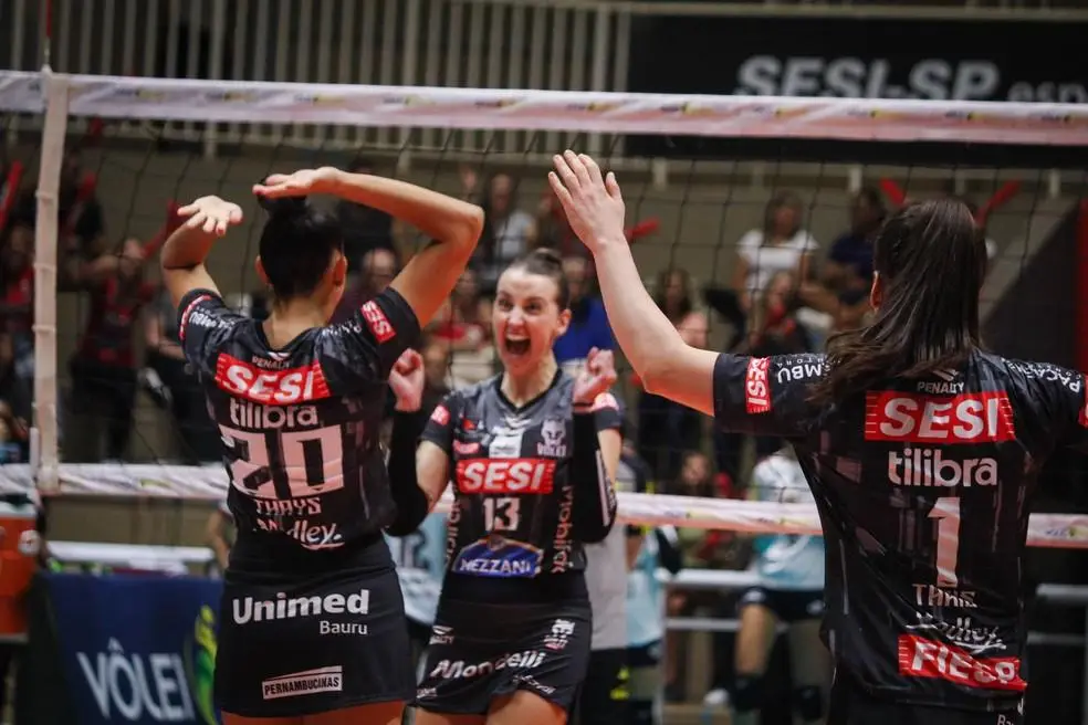 Jogadoras do Sesi-Bauru comemoram ponto sobre Sesc-Flamengo