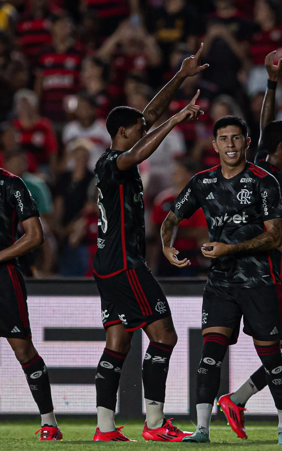 Jogadores do Flamengo comemoram um dos gols da goleada