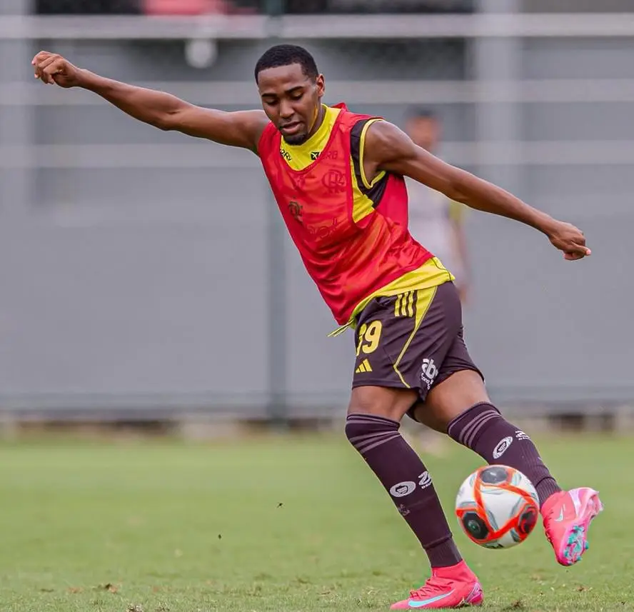 Jovem Lorran, de 17 anos, em ação no treino do Flamengo