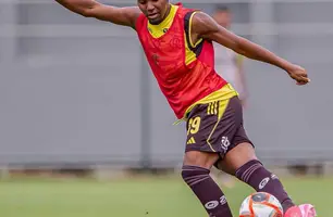 Jovem Lorran, de 17 anos, em ação no treino do Flamengo (Foto: Divulgação)