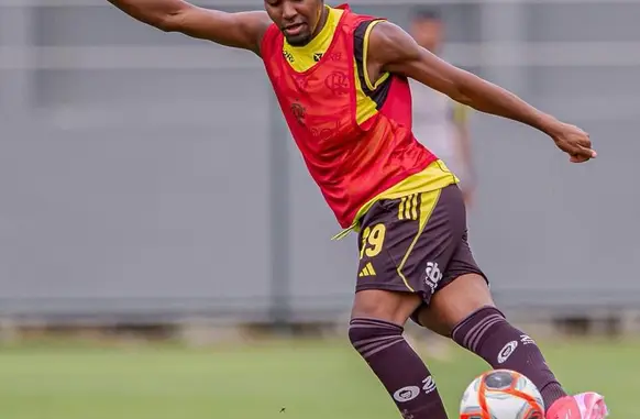 Jovem Lorran, de 17 anos, em ação no treino do Flamengo (Foto: Divulgação)