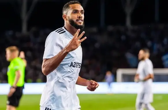 Juninho comemora um gol pelo Qarabag (Foto: Divulgação / Qarabag)