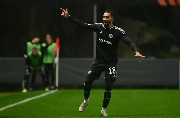 Juninho comemora um gol pelo Qarabag (Foto: Divulgação / Qarabag)