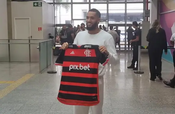 Juninho desembarca no Rio para assinar com o Flamengo (Foto: Thiago Lima)