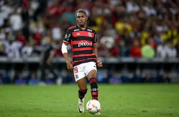 Lorran em ação no Flamengo x Bolívar (Foto: Marcelo Cortes / CRF)