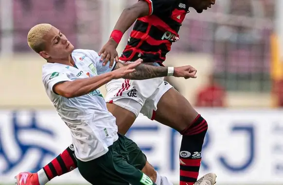 Lorran tenta se desvencilhar da marcação (Foto: Paula Reis/Flamengo)