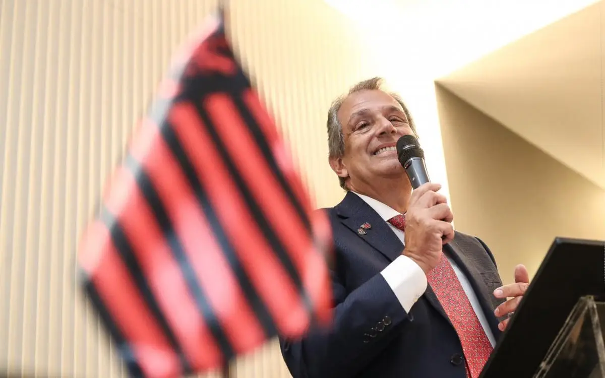 Luiz Eduardo Baptista, o Bap, toma posse como presidente do Flamengo