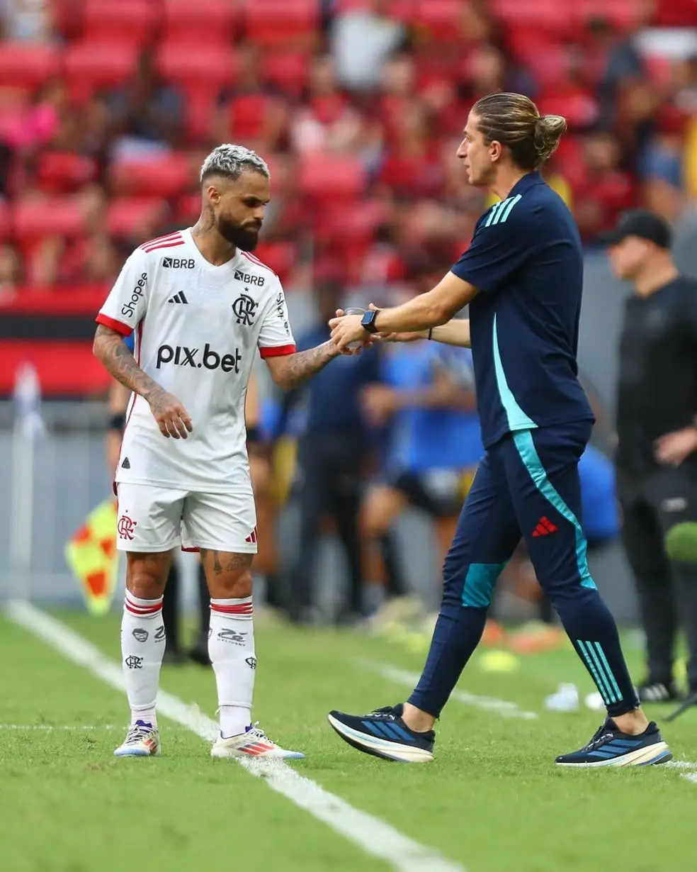 Michael e Filipe Luís durante Volta Redonda x Flamengo