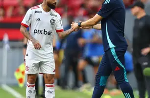 Michael e Filipe Luís durante Volta Redonda x Flamengo (Foto: Gilvan de Souza / CRF)