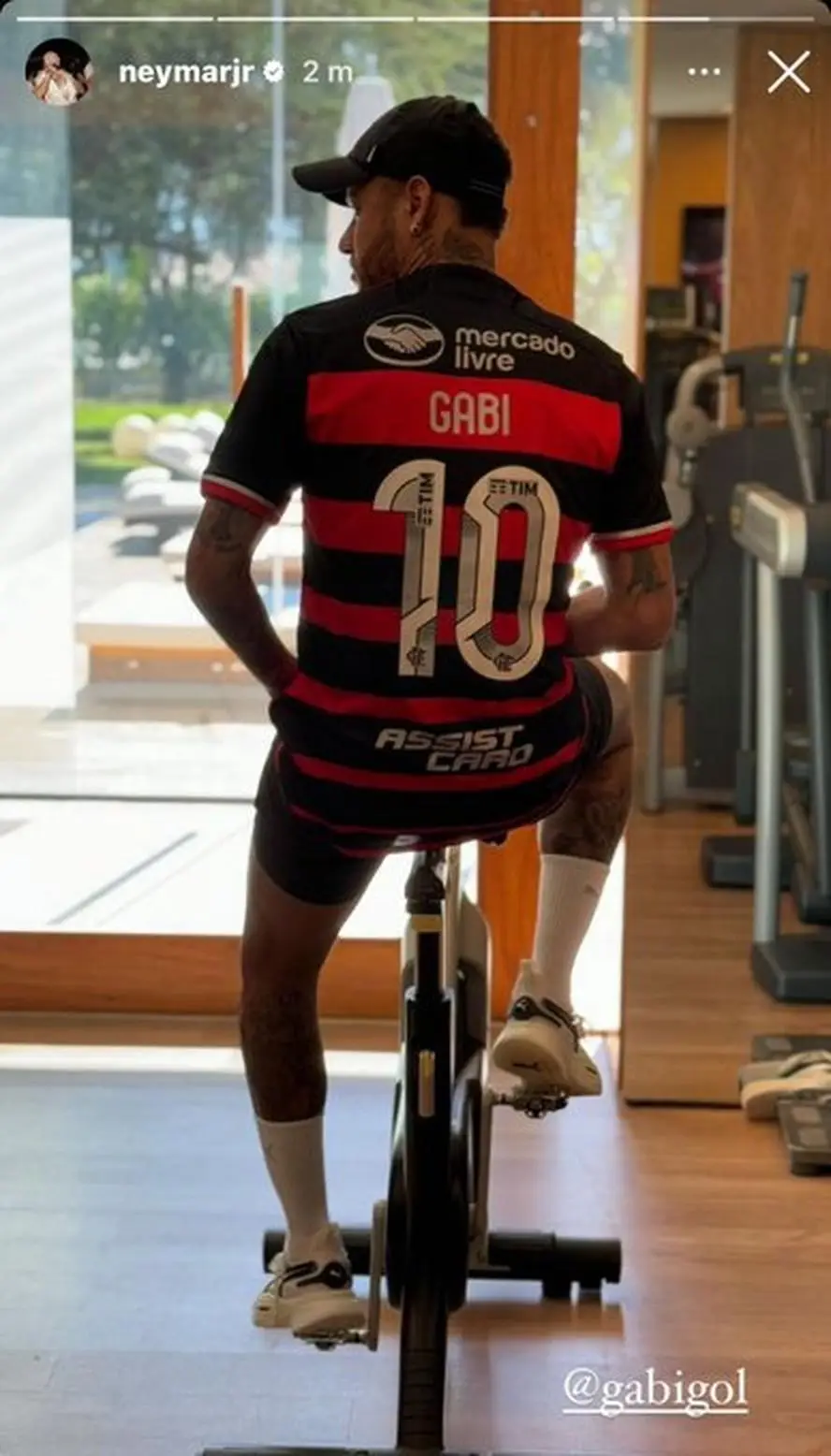 Neymar com a camisa 10 do Flamengo no ano passado