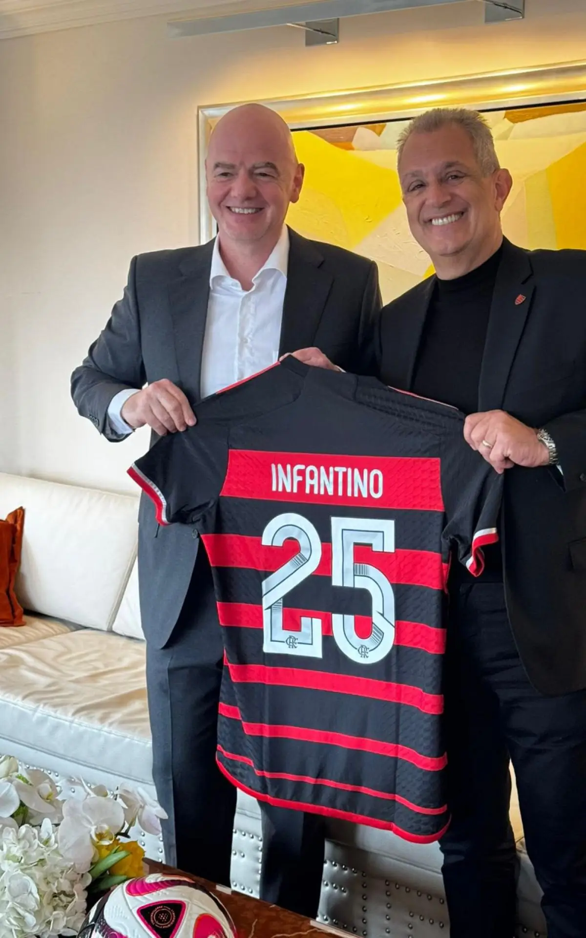 Presidente do Flamengo, Luiz Eduardo Baptista, ao lado de Infantino