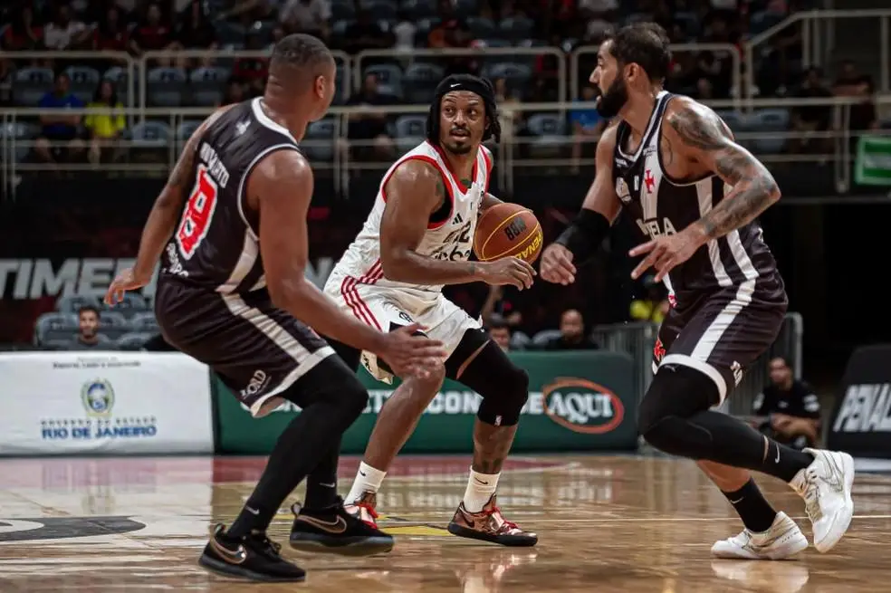 Shaq em ação contra o Vasco pela Super 8 de basquete